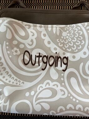Thirty-One Oh Snap Hanging Wall Pocket; EUC - embroidered:  "Outgoing" !!!